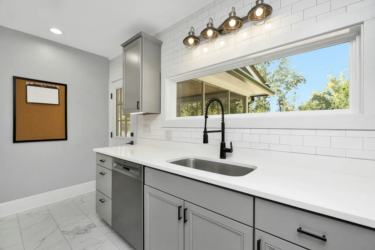Kitchen counter with an undermount sink, pull-down faucet and dishwasher